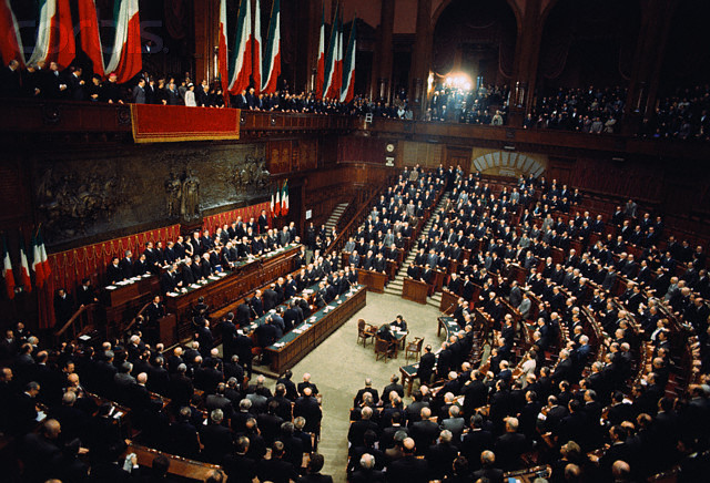 https://it.wikipedia.org/wiki/File:Parlamento_Italiano_Giuramento_di_Giovanni_Leone.jpg